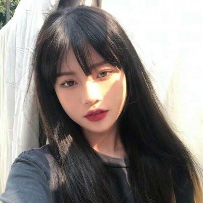 小猫边看电视边做雾化